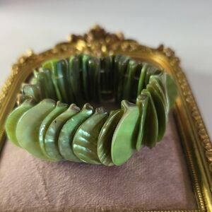 Green Shell Disc Stretch Bracelet